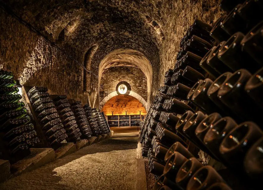 article-blog-la-cave-eclairee-caviste-en-ligne-champagne-histoire-naissance-effervescence