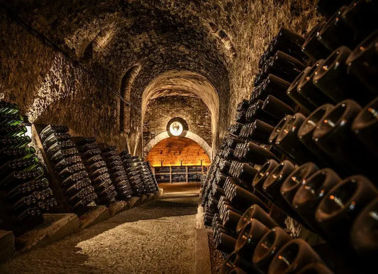 article-blog-la-cave-eclairee-caviste-en-ligne-champagne-histoire-naissance-effervescence