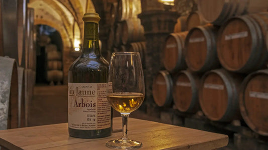 article-blog-la-cave-eclairee-caviste-en-ligne-vin-jaune-jura-histoire-fabrication