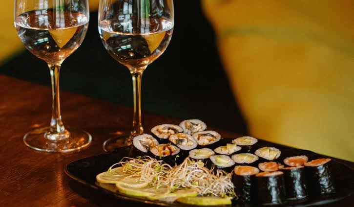 vins blans et sushis